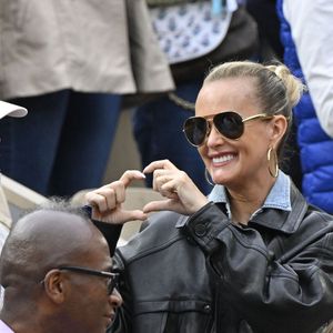 Laeticia Hallyday avec son compagnon Frédéric Suant et Philippe Etchebest dans les tribunes lors des Internationaux de France de Tennis de Roland Garros 2025, à Paris, France, le 26 mai 2025. © Chryslene Caillaud/PsnewZ/Bestimage