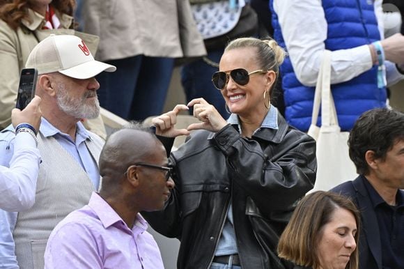 Laeticia Hallyday avec son compagnon Frédéric Suant et Philippe Etchebest dans les tribunes lors des Internationaux de France de Tennis de Roland Garros 2025, à Paris, France, le 26 mai 2025. © Chryslene Caillaud/PsnewZ/Bestimage