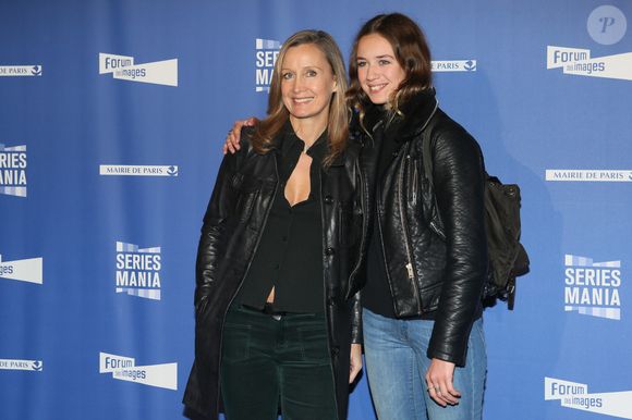 Cette passion pour le jeu n'est pas un hasard. Zoé est la fille d'Olivier Marchal et de l'actrice Catherine Marchal. Une enfance baignée dans la culture qui a forgé sa vocation.

Catherine Marchal et sa fille Zoé - Photocall de la série d'ouverture de la 7ème édition du festival "Séries Mania" au Grand Rex à Paris. Le 15 avril 2016.

© CVS / Bestimage