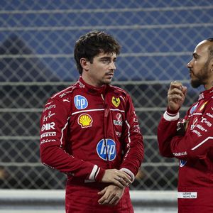Leur mariage intervient juste avant le début de la saison 2026 de Formule 1.

Lewis Hamilton et Charles Leclerc posent pour la photo officielle de l'équipe de Formule 1, sur le circuit Yas Marina à Abou Dabi, quelques jours avant le Grand Prix de F1, le 4 décembre 2025. © DPPI / PsnewZ / Bestimage