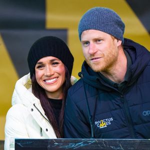 Le prince Harry, duc de Sussex et Meghan Markle, duchesse de Sussex, assistent à un match de basketball en fauteuil lors des "Invictus Games Vancouver Whistler 2025" à Vancouver, le 9 février 2025. © Backgrid USA / Bestimage