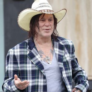 Mickey Rourke se retrouve dans une situation délicate.

Mickey Rourke, 71 ans, a été aperçu déjeunant au Caffe Roma à Beverly Hills avec quelques amis.  La star de Sin City a associé son ensemble éclectique à un Cowboy et à des colliers en argent.



Sur la photo : Mickey Rourke