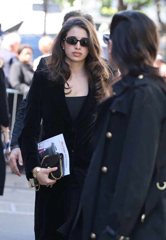 La famille avait formulé en amont des demandes précises pour le bon déroulement de l’hommage.

Shana Chasman, fille de la défunte - Arrivées aux obsèques de Nadia Farès en l'église Saint-Jean-de-Montmartre à Paris, le 24 avril 2026. N.Farès est décédée le 17 avril 2026 quelques jours après un "incident cardiaque" survenu le 12 avril 2026 dans la piscine du complexe sportif, Blanche (9ème).