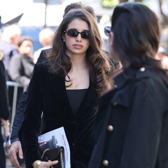 La famille avait formulé en amont des demandes précises pour le bon déroulement de l’hommage.

Shana Chasman, fille de la défunte - Arrivées aux obsèques de Nadia Farès en l'église Saint-Jean-de-Montmartre à Paris, le 24 avril 2026. N.Farès est décédée le 17 avril 2026 quelques jours après un "incident cardiaque" survenu le 12 avril 2026 dans la piscine du complexe sportif, Blanche (9ème).