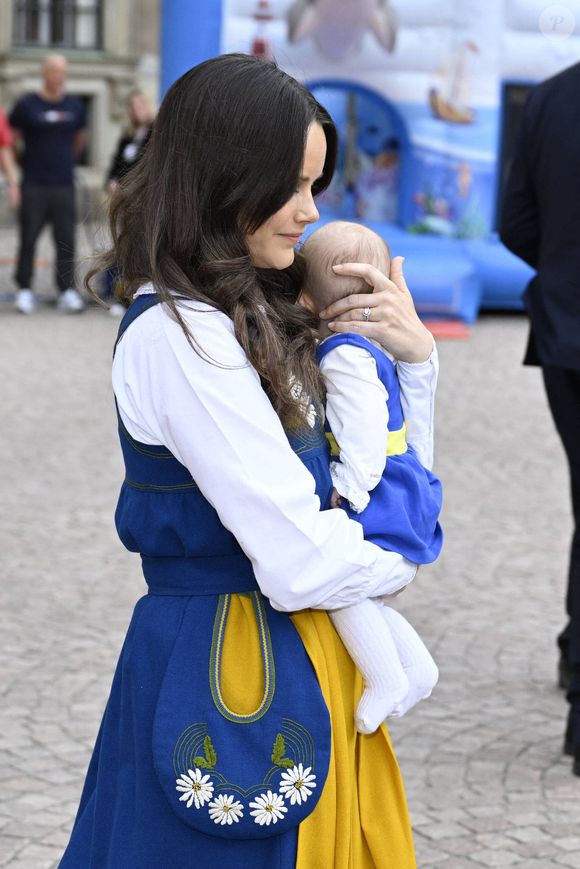 La princesse Sofia "Hellqvist" de Suède et sa fille la princesse Ines lors de l'"Open Castle Day” dans le cadre de la fête nationale de Suède à Stockholm le 6 juin 2025  Dana Press / Bestimage