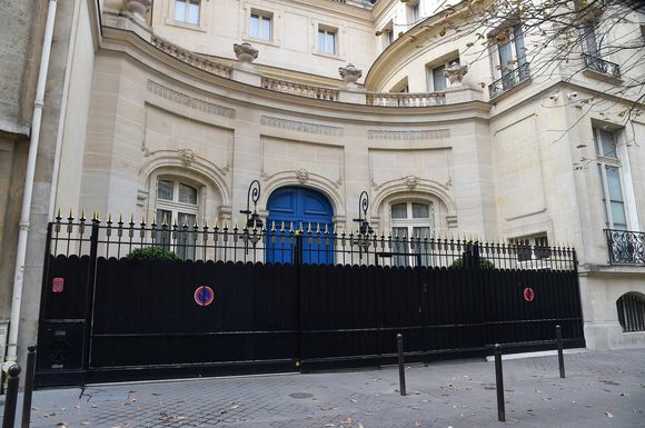 Il comprend une dizaine de chambres, une piscine ou encore un jardin

Le roi Mohammed VI du Maroc s'offre un hôtel particulier à 80 millions d'euros à Paris le 6 octobre 2020. ©Agence / Bestimage