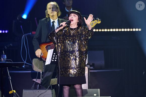 Cette ville où elle est née, la chanteuse va la retrouver les 5 et 6 décembre prochains dans le cadre de sa tournée anniversaire intitulée "60 ans d’amour".

La chanteuse Francaise Mireille Mathieu en direct lors d'un concert de sa tournée d'adieu Goodbye my Love Goodbye au Kuppelsaal de Hanovre - 30/10/2024 © Imago / Panoramic / Bestimage