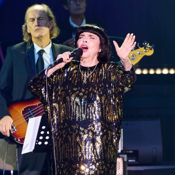 Cette ville où elle est née, la chanteuse va la retrouver les 5 et 6 décembre prochains dans le cadre de sa tournée anniversaire intitulée "60 ans d’amour".

La chanteuse Francaise Mireille Mathieu en direct lors d'un concert de sa tournée d'adieu Goodbye my Love Goodbye au Kuppelsaal de Hanovre - 30/10/2024 © Imago / Panoramic / Bestimage