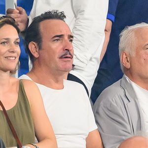 Jean Dujardin et Nathalie Pechalat assistent au match de la Coupe du monde de rugby France 2023 entre la France et la Nouvelle-Zélande au Stade de France le 08 septembre 2023 à Saint-Denis, en banlieue parisienne, France. Photo by Laurent Zabulon/ABACAPRESS.COM