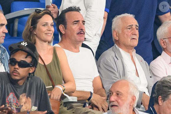 Jean Dujardin et Nathalie Pechalat assistent au match de la Coupe du monde de rugby France 2023 entre la France et la Nouvelle-Zélande au Stade de France le 08 septembre 2023 à Saint-Denis, en banlieue parisienne, France. Photo by Laurent Zabulon/ABACAPRESS.COM