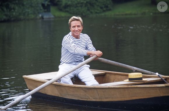 "Il se pourrait que sa propriété de Morterolles soit cédée dans les mois à venir", ajoutait le quotidien, sans que ce soit confirmé par la suite. 

Photo d'archives de Pascal Sevran, personnalité de la télévision, dans sa maison de campagne à Morterolles, France, le 12 juillet 1993. Photo by Pascal Baril/ABACAPRESS.COM