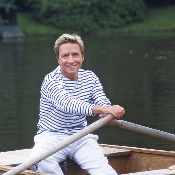 "Il se pourrait que sa propriété de Morterolles soit cédée dans les mois à venir", ajoutait le quotidien, sans que ce soit confirmé par la suite. 

Photo d'archives de Pascal Sevran, personnalité de la télévision, dans sa maison de campagne à Morterolles, France, le 12 juillet 1993. Photo by Pascal Baril/ABACAPRESS.COM