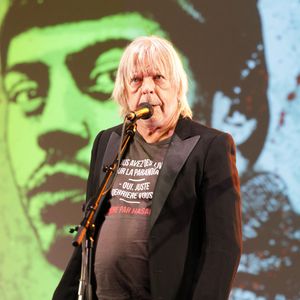 Il fait du sport avec une coach et suit des séances de "kiné faciale". 

Le chanteur Renaud (Renaud Séchan) - Les amis musiciens de Renaud ont donné un concert à la Mairie du 13ème à Paris le 5 septembre 2024, en hommage au chanteur et à l'occasion de l'exposition "Renaud, Des mots et des images" et de la sortie d'un recueil regroupant des œuvres d'artistes contemporains © Coadic Guirec/Bestimage