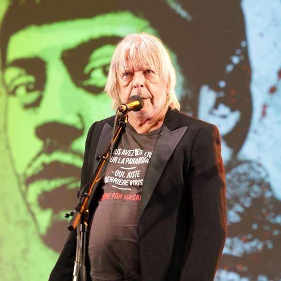 Il fait du sport avec une coach et suit des séances de "kiné faciale". 

Le chanteur Renaud (Renaud Séchan) - Les amis musiciens de Renaud ont donné un concert à la Mairie du 13ème à Paris le 5 septembre 2024, en hommage au chanteur et à l'occasion de l'exposition "Renaud, Des mots et des images" et de la sortie d'un recueil regroupant des œuvres d'artistes contemporains © Coadic Guirec/Bestimage