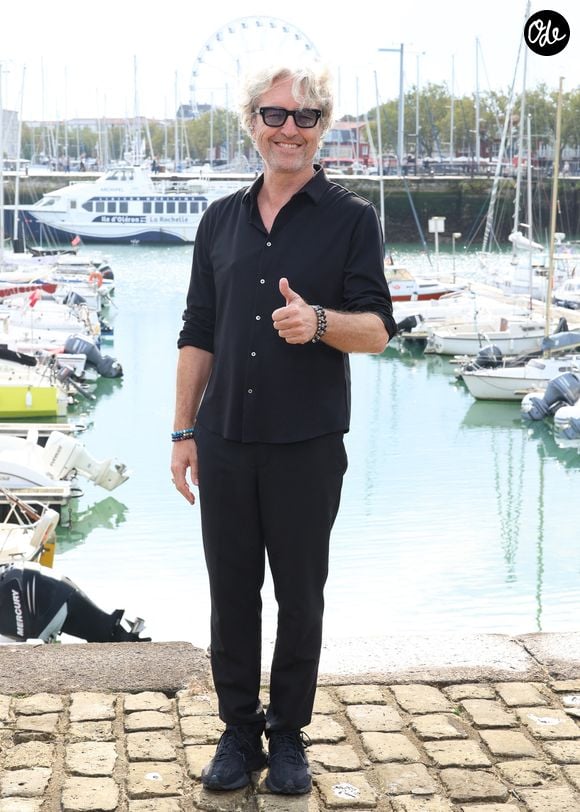 Benjamin Baroche lors du photocall du "Ici Tout commence" (ITC) lors du Festival de la Fiction de la Rochelle le 20 Septembre 2025. © Denis Guignebourg/Bestimage
