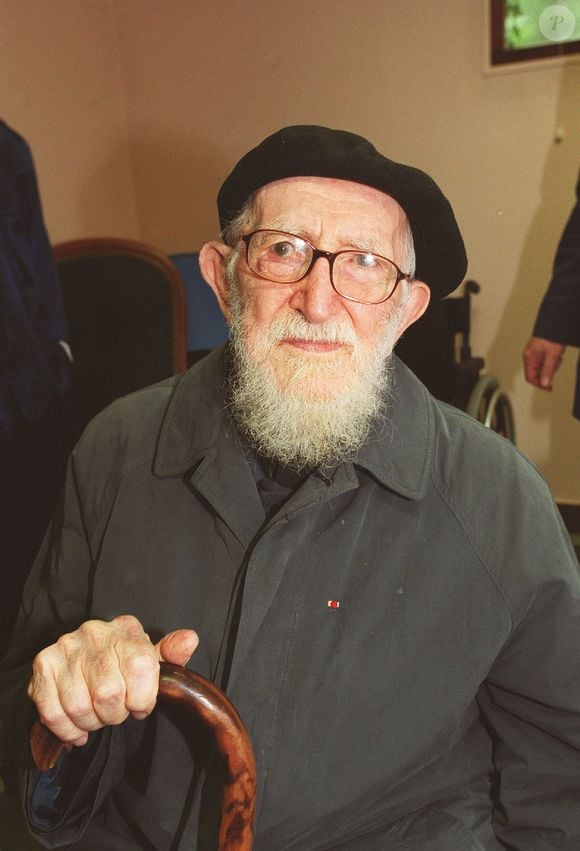 L'abbé Pierre fête ses 90 an à Neuilly Plaisance avec la communauté Emmaus le 3 octobre 2002