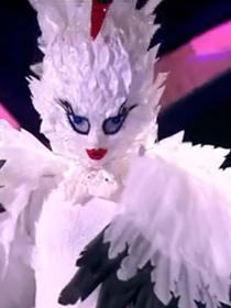Le Cygne de Mask Singer 7 chante très bien, Chantal Ladesou sur la bonne voie