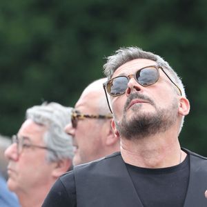 C'est le samedi 30 août prochain qu'Olivier Minne présentera sa dernière.

Olivier Minne - Sortie des obsèques de P.Laffont dans la salle de la Coupole du cimetière du Père-Lachaise à Paris, le 23 août 2024. L'animateur de télévision est décédé le 7 août 2024 à l'âge de 84 ans. 
© Dominique Jacovides / Bestimage