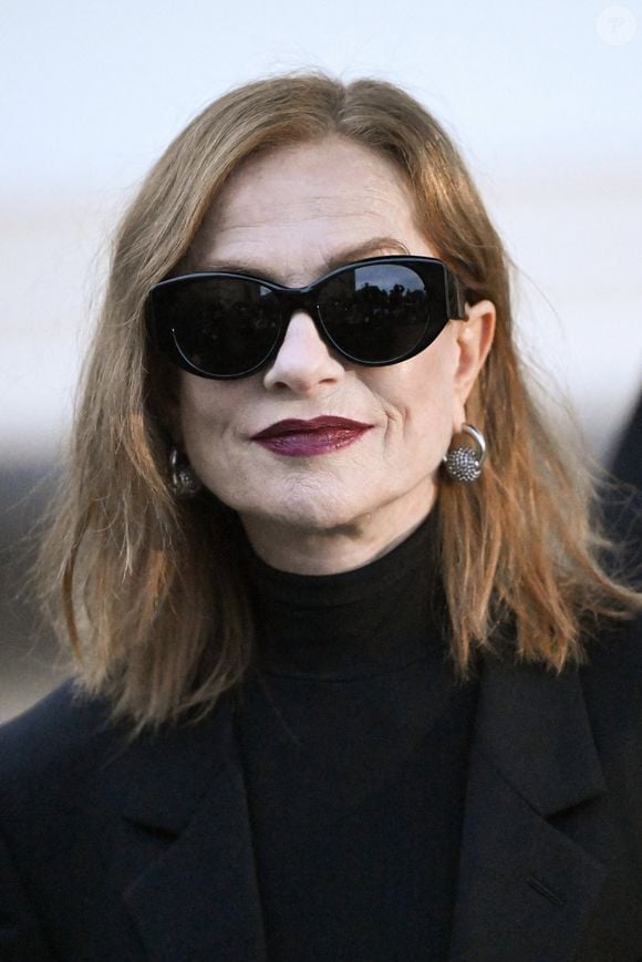 Isabelle Huppert assiste au défilé Balenciaga Womenswear Fall/Winter 2025-2026 dans le cadre de la Fashion Week de Paris à Paris, France, le 09 mars 2025. Photo par Aurore Marechal/ABACAPRESS.COM