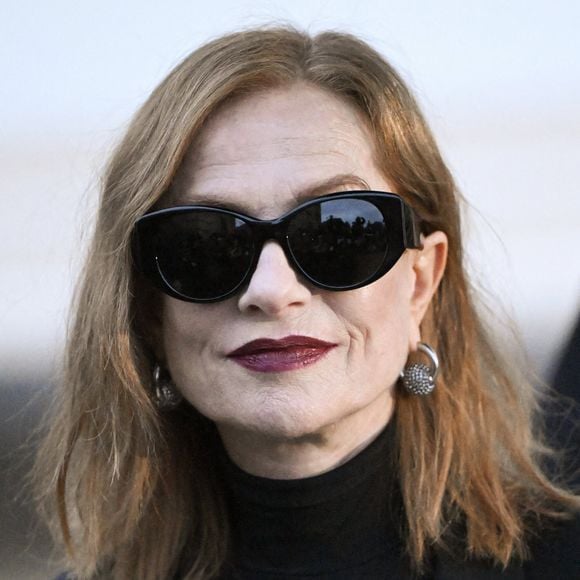 Isabelle Huppert assiste au défilé Balenciaga Womenswear Fall/Winter 2025-2026 dans le cadre de la Fashion Week de Paris à Paris, France, le 09 mars 2025. Photo par Aurore Marechal/ABACAPRESS.COM
