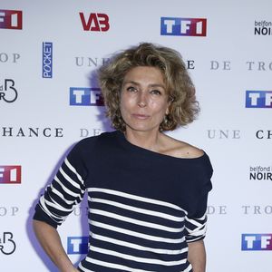 "Mon fils n'a pas vu en direct à la télé mais je lui ai envoyé après les vidéos et il m’a dit : 'C'est pas mal maman !'. Et un 'pas mal' de la part de notre fils ça fait super plaisir parce que les enfants sont souvent plus sévères quand même (rires)."

Marie-Ange Nardi - Avant-première du film "Une chance de trop" au cinéma Gaumont Marignan à Paris, le 24 juin 2015.