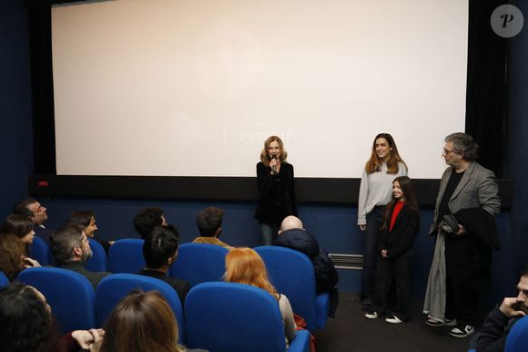 Exclusif - Pascale Louange, Victoria Olloqui, Rafaela Joubert, Eric Théobald lors de la projection du premier court-métrage de Pascale Louange "L'erreur" au cinéma Le Christine à Paris le 21 janvier 2025. "L'Erreur", lorsque l'enfant est victime de l'aliénation maternelle. Un film bouleversant.

© Marc Ausset-Lacroix / Bestimage