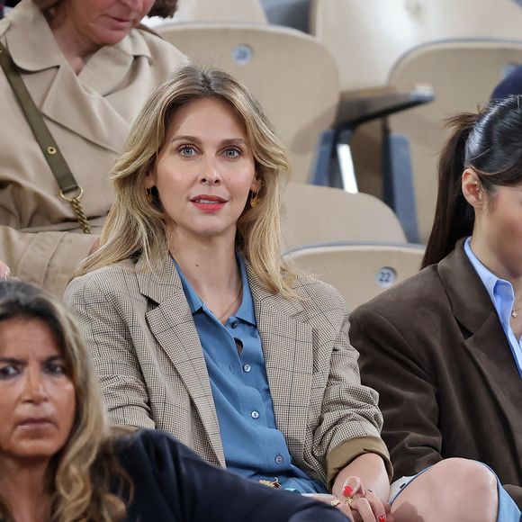 "C’est un recrutement qui met le bordel et ne fait pas plaisir à Ophélie Meunier", a partagé une source à nos confrères.

Ophélie Meunier dans les tribunes lors des Internationaux de France de Tennis de Roland Garros 2025, à Paris, France, le 4 juin 2025. © Jacovides-Moreau/Bestimage