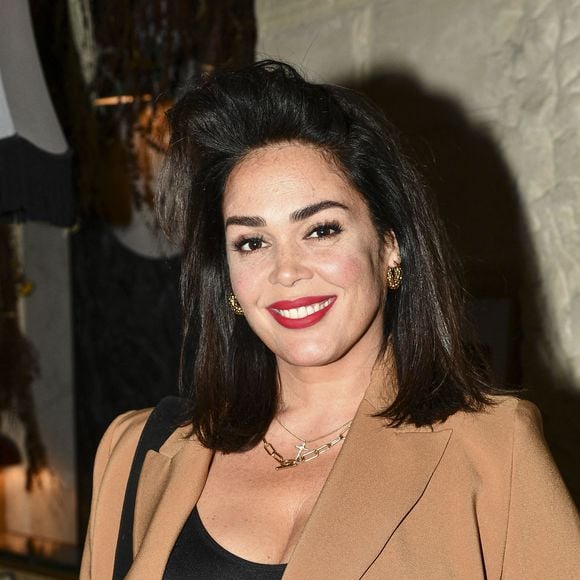 Mais aussi de faire quelques confidences sur les tenues portées par Charlie. "Il y a plein de trucs à l'écran qui sont vraiment à moi et que je porte dans mon quotidien.", a révélé Lola Dewaere, avant de parler plus précisément du début du deuxième épisode : "Si vous regardez bien, elle porte un accessoire qui m'appartient."

Exclusif - Lola Dewaere - Soirée du 49ème anniversaire de Sandra Sisley (né le 25 avril) et les 6 ans de "Retrouvite" avec son mari Tomer au restaurant Mamamia à Paris le 12 mai 2022. © Pierre Perusseau/Bestimage