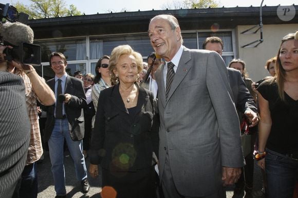 Le président Jacques Chirac et la première dame Bernadette votent dans un bureau de vote à Saran, dans le sud de la France, le 22 avril 2007, pour le premier tour de l'élection présidentielle. Photo par Bernard Bisson/A BACAPRESS.COM