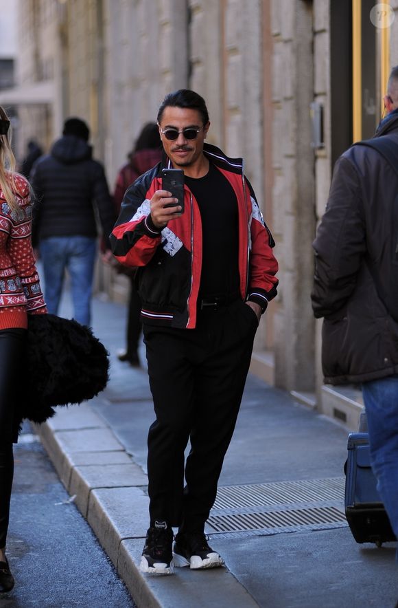 Nusret Gokce (salt bae) à la sortie du bar "Cova" avec une mystérieuse inconnue, qui porte un pull de noël à son effigie, dans les rues de Milan, Italie, le 29 janvier 2020.
