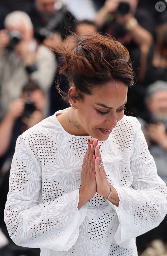 Théma - Cheveux au vent à Cannes - Amel Bent au photocall du film "Ma Frère" lors du 78ème Festival International du Film de Cannes, au Palais des Festivals à Cannes, France, le 22 mai 2025. © Jacovides-Moreau/Bestimage