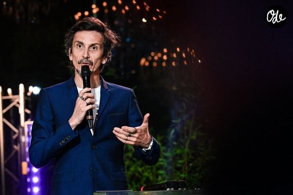 Arnaud TSAMERE, humoriste français, lors de la cérémonie de remise des prix de la saison 2024/2025 de l'Arkema Première Ligue au Pavillon Dauphine, le 28 avril 2025 à Paris, en France. Photo de Sandra Ruhaut/Icon Sport/ABACAPRESS.COM