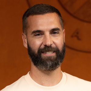 Benoît Paire, le tennisman au tempérament fougueux, a décidé de mettre fin à ses complexes capillaires.
Benoît Paire au village lors des Internationaux de France de Tennis de Roland Garros. © Jacovides-Moreau / Bestimage