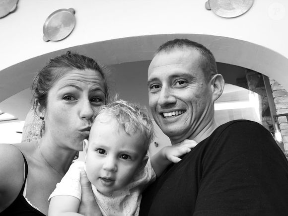 Ce bonheur marque une nouvelle étape après les épreuves qu’elle a traversées ces dernières années et la perte de son mari. 

Laetitia Provenchère de "Familles nombreuses" avec son défunt mari. Capture Instagram.