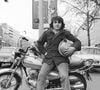 Le 14 janvier 1986, le chanteur Daniel Balavoine disparaissait à l'âge de 33 ans dans un terrible accident d'hélicoptère lors d'un rallye Paris-Dakar.
Archives - Rendez-vous avec Daniel Balavoine sur sa moto à Paris. Le 25 mars 1980 © Jean-Claude Colin via Bestimage