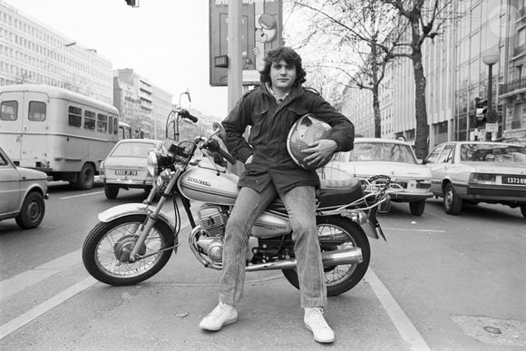 Le 14 janvier 1986, le chanteur Daniel Balavoine disparaissait à l'âge de 33 ans dans un terrible accident d'hélicoptère lors d'un rallye Paris-Dakar.

Archives - Rendez-vous avec Daniel Balavoine sur sa moto à Paris. Le 25 mars 1980 © Jean-Claude Colin via Bestimage