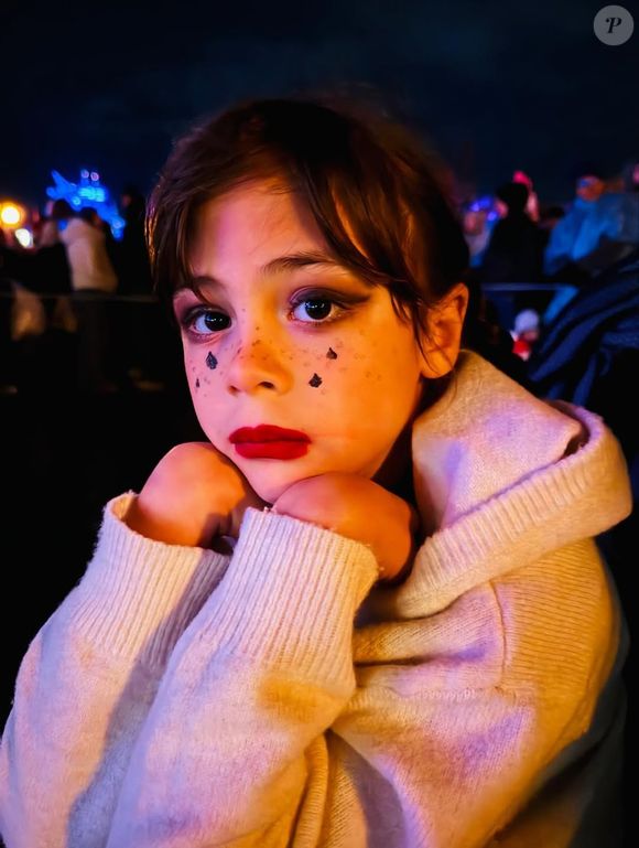 La fillette est scolarisée dans une école internationale où plusieurs langues sont enseignées.

Adriana Karembeu, Marc Lavoine et Nina ont passé une journée à Disneyland Paris. Capture Instagram