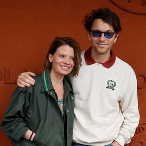 Mélanie Thierry et son compagnon le chanteur Raphaël au village lors des Internationaux de France de Tennis de Roland Garros 2025, à Paris, France, le 4 Juin 2025. © Jacovides-Moreau/Bestimage