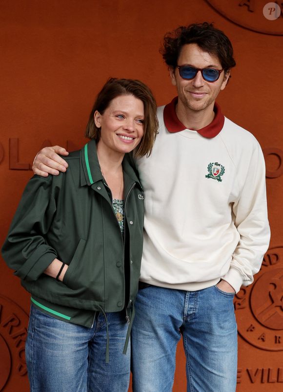 Mélanie Thierry et son compagnon le chanteur Raphaël au village lors des Internationaux de France de Tennis de Roland Garros 2025, à Paris, France, le 4 Juin 2025. © Jacovides-Moreau/Bestimage