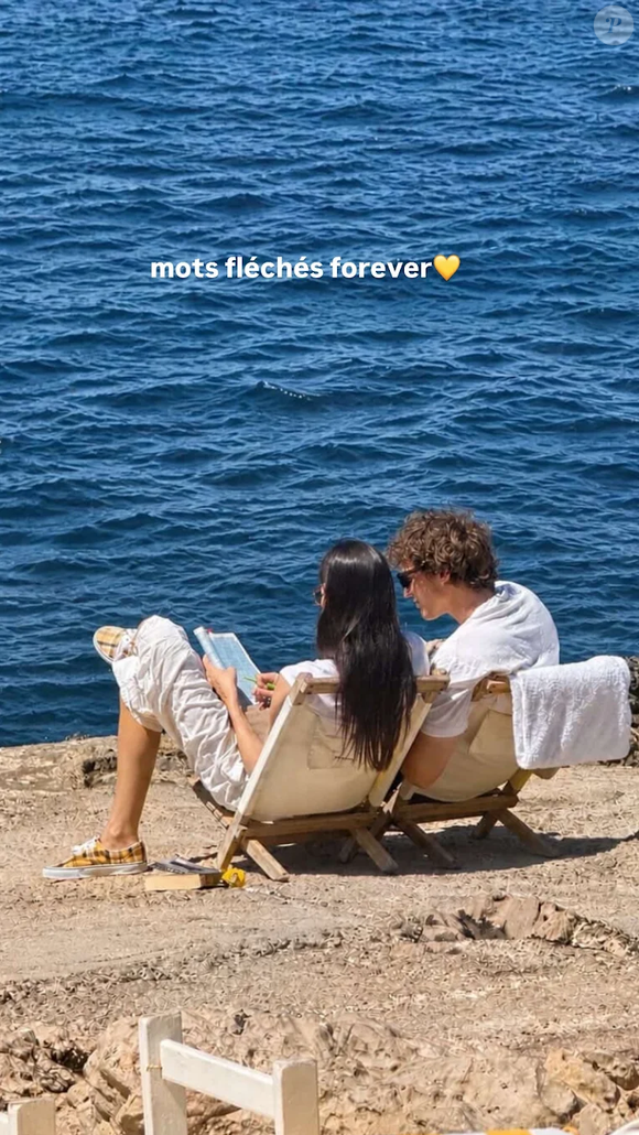 Sur l'un d'entre eux, Charlotte Cardin et Aliocha Schneider se détendent avec une grille de mots croisés

Charlotte Cardin et Aliocha Schneider se détendent avec une grille de mots fléchés durant leurs vacances au soleil.
Crédit : Instagram/charlottecardin