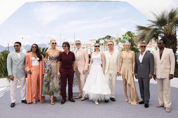 Greg Tarzan davis, Angela Bassett, Hannah Waddingham, Tom Cruise, le réalisateur Christopher McQuarrie, Hayley Atwell, Simon Pegg, Pom Klementieff, Esai Morales, Tramell Tillman  - Photocall de "Mission: Impossible - The Final Reckoning" lors du 78ème Festival International du Film de Cannes, le 14 mai 2025.
© Moreau/Jacovidès/Bestimage