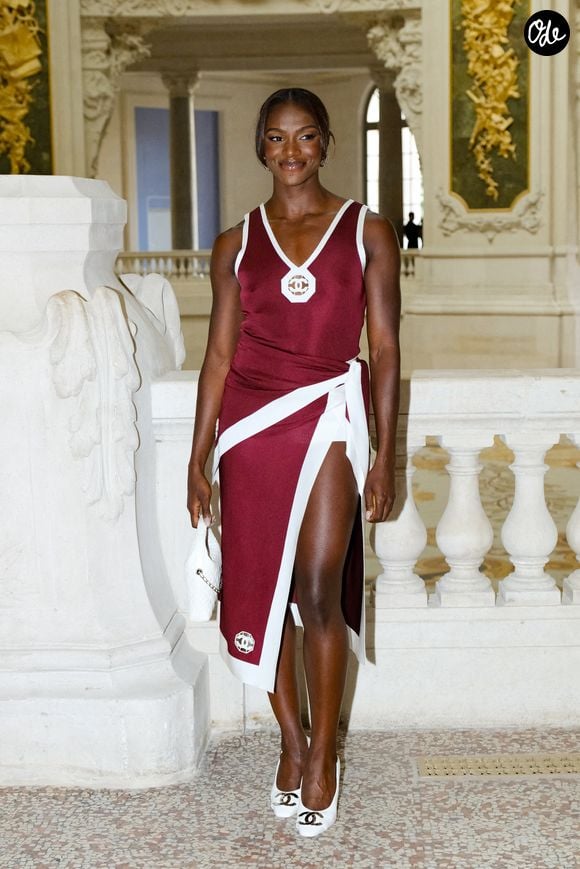 Dina Asher-Smith au premier défilé Chanel "Collection Haute Couture Automne/Hiver 2026-2027" lors de la Fashion Week de Paris, le 7 juillet 2026

© Pauline Mourey / Bestimage
