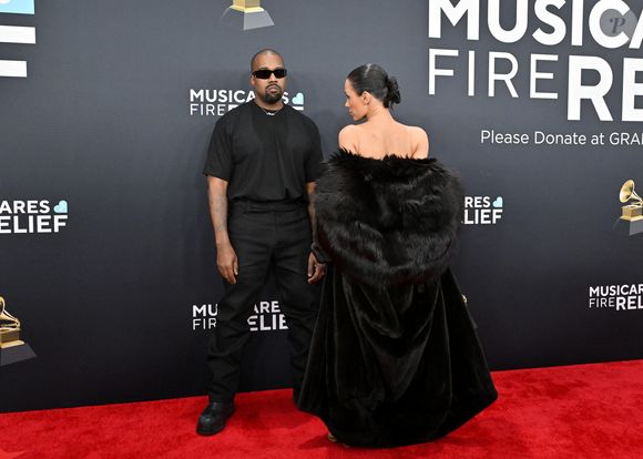 Kanye West et sa femme Bianca Censori ont été raccompagnés à la sortie des 67ème Grammy Awards pour tenue indécente sur le tapis rouge, au Crypto.com Arena de Los Angeles, Californie, etats-Unis, le 2 février 2025. © Axelle/BG/GoffPhotos/Bestimage