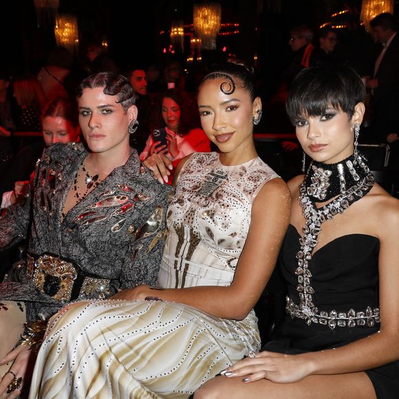 Eve Gilles, élue Miss France l'an dernier, représentera la France au concours Miss Univers, qui se tiendra en novembre en Thaïlande.

Raphael Say, Flora Coquerel, Eve Gilles - Les célébrités au photocall du défilé On Aura Tout Vu, "Collection Haute Couture Printemps/Eté" lors de la Fashion Week de Paris (PFW) au Paradis Latin à Paris. © Marc Ausset-Lacroix/Bestimage