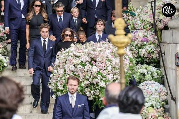 Robert Agostinelli, ses enfants Héloïse Agostinelli, Carlo Agostinelli et les proches de la défunte - Sortie des obsèques de Mathilde Favier en l'église Saint-Sulpice à Paris le 31 aout 2026. © Dominique Jacovides-Cyril Moreau/Bestimage