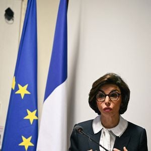Aussi, Zohra a été suivie à la sortie de l'école.

La ministre française de la Culture Rachida Dati prononce un discours lors de sa visite des Cinémas du Palais et du lycée polyvalent Léon Blum à Créteil près de Paris, le 25 novembre 2025. Photo by Firas Abdullah/ABACAPRESS.COM