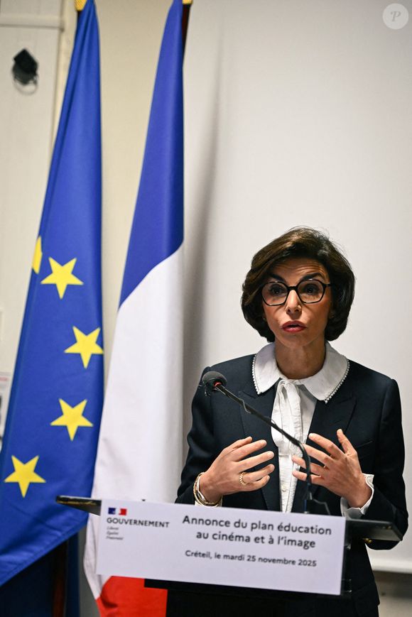 Aussi, Zohra a été suivie à la sortie de l'école.

La ministre française de la Culture Rachida Dati prononce un discours lors de sa visite des Cinémas du Palais et du lycée polyvalent Léon Blum à Créteil près de Paris, le 25 novembre 2025. Photo by Firas Abdullah/ABACAPRESS.COM