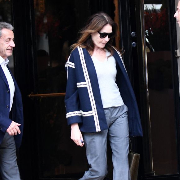 Nicolas Sarkozy et sa femme Carla Bruni - La famille Sarkozy réunie au restaurant du "Four Seasons Hôtel George V" pour l'anniversaire de Giulia Sarkozy (14 ans) à Paris, France, le 19 octobre 2025. Nicolas profite au maximum de ses derniers jours de liberté avant son incarcération à la prison de la Santé mardi 21 octobre. © Bestimage