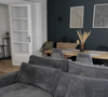 Et enfin, le troisième appartement est celui qu'elle a le plus rénové : "On a refait tous les sols, sauf celui de la cuisine. Et j'ai peint un mur avec l'aide de ma mère".

Capture YouTube d'Inès Vandamme.