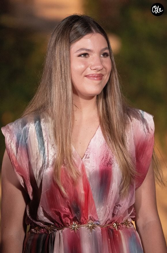 Elle étudie les sciences politiques et les relations internationales.

Le roi Felipe VI d’Espagne, la reine Letizia d’Espagne, la princesse héritière Leonor, l’infante Sofia d’Espagne et la reine émérite Sofia assistent à la traditionnelle réception annuelle organisée au palais de Marivent.
LALO YASKY / BESTIMAGE